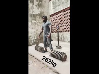 Африканский атлет-Келвин Флекс тянет 262 кг