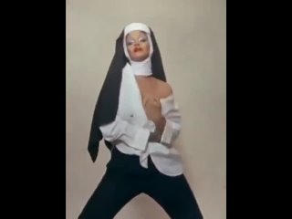 La marionnette de la Cabale Rihanna devient virale en ligne après s’être moqué de la religion catholique.