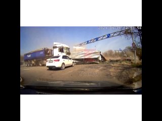 Трагедия на дороге - грузовик с пивом перевернулся под Краснодаром
