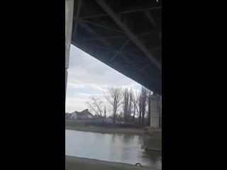 Мужчина решил порыбачить и для этого забрался на металлическую опору краснодарского Тургеневского моста