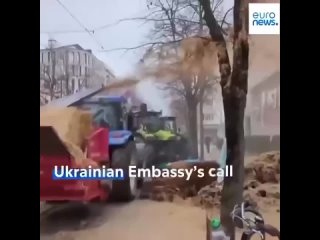 Французские фермеры залили посольство Украины говном: Те обратились с призывом к протестующим разойтись.