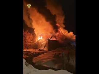 В Зеленограде горит одноэтажный частный дом
