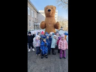 Сегодня мы с  Потапушкой пришли в детский садик во время утренней прогулки, чтобы поздравить Богдана с Днём Рождения .