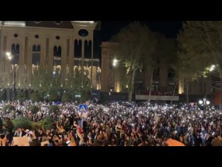 У здания парламента Грузии в центре Тбилиси проходит акция протеста. Огромное количество народа протестуют против закона об инос