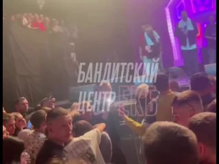 На концерте Гуфа в Екатеринбурге едва не избили фаната, прыгнувшего со сцены