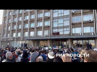 В Орске люди собрались у здания местной администрации