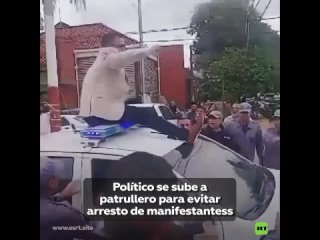 Un concejal argentino se trepa a una patrulla de polica