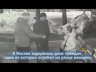 В Москве мигрант одним ударом вырубил девушку на лавочке и похитил ее сумку  Двое приезжих путем угроз пытались забрать у нее су