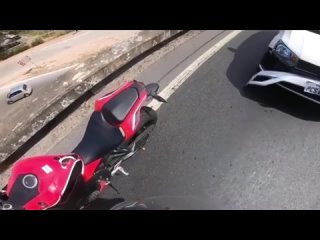 Мотоциклист  ловко увернулся от столкновение с авто