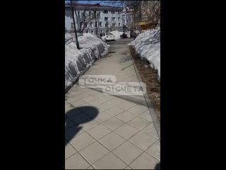Наглый таксист прокатился по скверу в Южно-СахалинскеЭто случилось на пешеходной зоне сегодня, 28 марта.