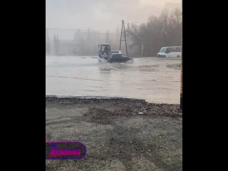 Оренбургская область продолжает уходить под воду  машины уходят под воду, а пассажиров общественного транспорта эвакуируют спас