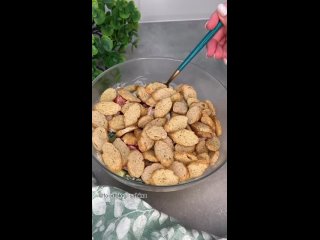 vkusnie_resepti_ - ыстрый и вкусный салатик нгредиенты огурцы помидоры копченная курица сыр майонез сухарики соль по желанию