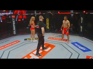 В Москве на бойцовском турнире HFC MMA спортсмен Али Хейбати ударил ринг-герл ногой по попе
