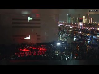 На фасаде “Крокус Сити Холла“ появилась световая проекция с летящими на небо белыми журавлями.  У зд
