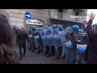 Столкновение полиции с демонстрантами, выступающими против НАТО, в Неаполе (Италия)