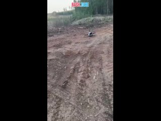 🇷🇺 Испытательный полет российского FPV с боевой частью в виде мины ТМ-62. Сообщается, что дрон пролетел 9 км