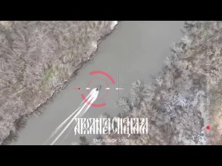 🇷🇺🇺🇦 In the direction of Kherson, our operator with an FPV drone met a motorboat with an Air Force soldier who was chasing after