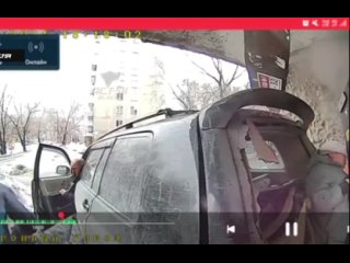 Жуткие кадры: в Новосибирске водитель внедорожника задавил бабушку, выходящую из подъезда. 

К счастью, бабуля выжила. Сейчас он