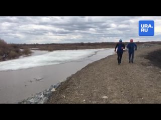 Жители села около города Ялуторовска в ожидании паводка устраивают пробежки по дамбе