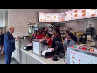 Дональд Трамп заехал в Chick-fil-A в Атланте, где заказал 30 милкшейков