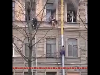 В Петербурге дворник спас людей из полыхающего дома