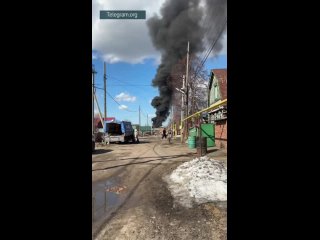 Мощный пожар в промозоне в районе аэропорта Казани