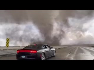🫢 Поездку на дачу лучше перенести

В США попал на видео страшный торнадо, похожий на кадры из фильма про апокалипсис.