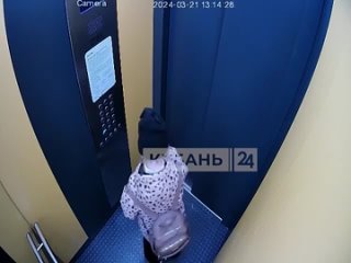 Девочка застряла в лифте и паникует