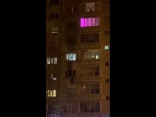 В Тольятти мужчина во время пожара выкидывал вещи из окна, а после  выпрыгнул Инцидент произошел в квартале 18а.