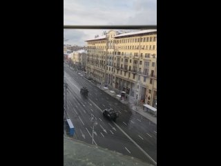 Участвующая в параде в Москве военная техника уже движется по Тверской улице