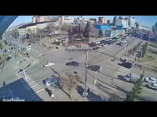 В Красноярске ребенок на самокате попал под машину.