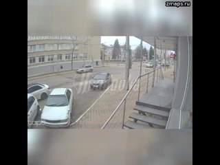 Момент удара ВСУ по Белгороду попал на камеру видеонаблюдения — люди в панике выбегают из машин в по