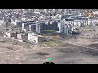 🇷🇺 Бойцы 328-й артбригады ВС РФ поразили корректируемым снарядом “Краснополь“ огневую позицию с ПТРК всу на крыше здания