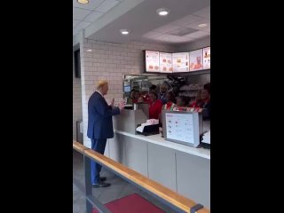 Дональд Трамп в Chick-fil-A в Атланте заказывает молочные коктейли всем посетителям