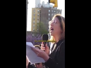 ️     Durante su discurso ante los manifestantes en Nueva York, la autora y periodista Naomi Klein condenó los crímenes de Israe