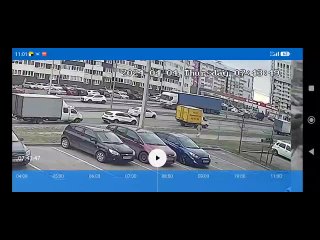 В Курске фура без водителя протаранила легковушку