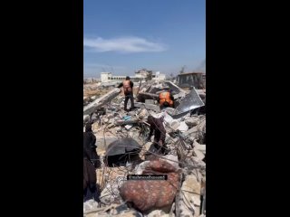 После вывода израильских войск из Хан-Юниса отряды палестинской гражданской обороны ищут тела под обломками разрушенных домов