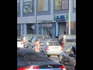 Полуголая женщина разгуливала без трусов вчера на Береговой

Неадекватка заглядывала в окна проезжающих автомобилей и “светила“