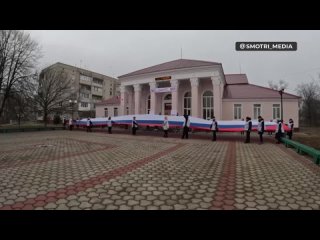 ️Несмотря на постоянные обстрелы, в городе Новая Каховка провели флэшмоб, в ходе которого волонтёры растянули российский флаг