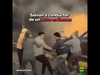 Un grupo de personas salva a un hombre de un coche en llamas