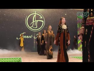На выставке в ТППТ прошел показ туркменских национальных платьев