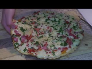 Пицца на сковороде с сосисками (сметана  источник белка, кальция и витаминов А, Е, группы В)