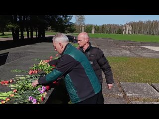 Олег Сысолятин и Николай Маментович возложили цветы на мемориале в Саласпилском концлагере.