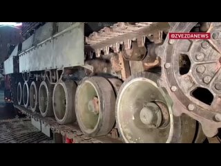 Видео доставки немецкого Leopard 2A6, захваченного под Авдеевкой, на Поклонную гору в Москве