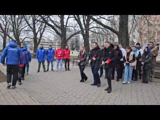 Дончане с самого утра несут цветы к мемориалу, чтобы почтить память погибших в результате теракта в «Крокусе»