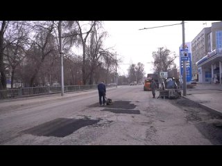 ️ С наступлением теплых дней в городе активно проводятся работы по текущему ремонту дорог