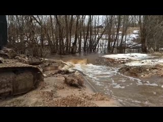 Из-за размыва водопропускной трубы закрыт проезд на 5-м километре автодороги Козловская - Гарь в Вельском районе