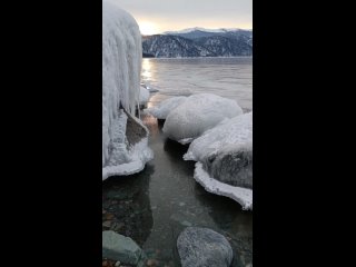 В первый день календарной весны, Телецкое озеро у Яйлю покрылось ледяным панцирем. Не слышно привычного шума ветра и волн, разби
