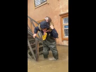 Пострадавших при паводке в Орске людей выносят на спине