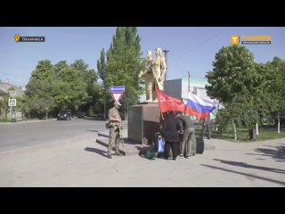 Сотрудники военного комиссариата Херсонской области раздали жителям Георгиевские ленты